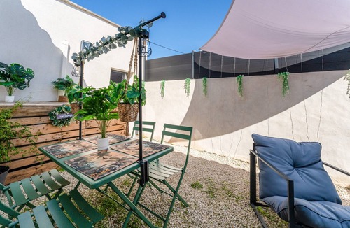 Taillades Apartment | Apartment 'A Break in Luberon' with Private Garden, Wi-Fi & Air Conditioning