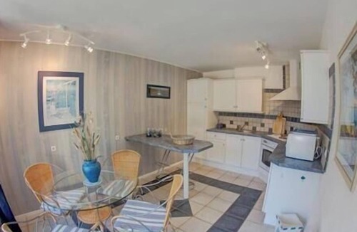 La Turballe Apartment | Apartment-Apartment-Ensuite with Shower-Chambre Bleue