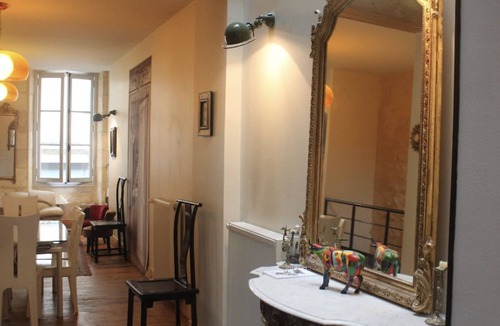 Bordeaux Golden Triangle Apartment | Apartment 'Appartement Luxueux Centre' with Balcony, Wi-Fi and Air Conditioning