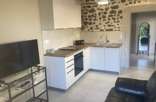 Espaly-Saint-Marcel Apartment | Apartment “Du Puy En Velay à Compostelle” with Shared Pool, Private Garden and Wi-Fi