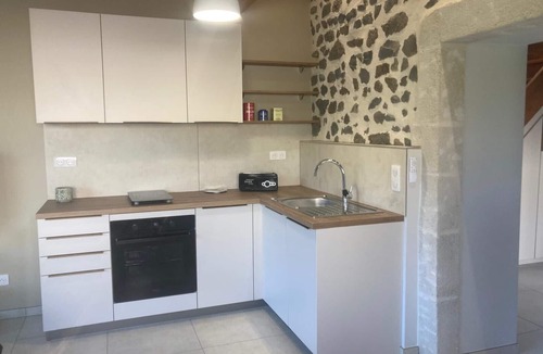 Espaly-Saint-Marcel Apartment | Apartment “Du Puy En Velay à Compostelle” with Shared Pool, Private Garden and Wi-Fi