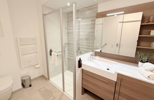 Aubenas Apartment | Apartment-Ensuite with Shower