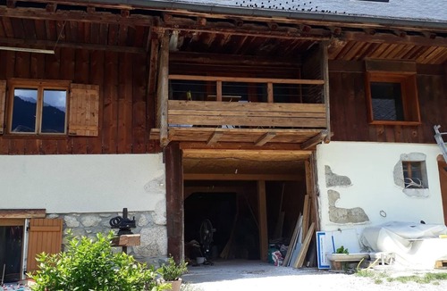 Bellecombe-en-Beauges Apartment | Apartment with balcony in the village