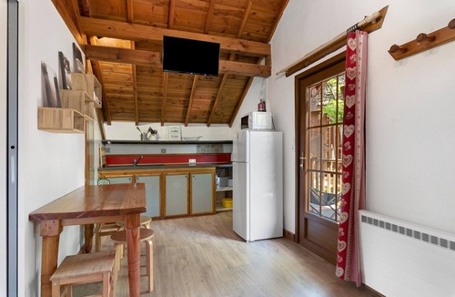 Vaulnaveys-le-Bas RV Rental | Apartment "Génépie" with mountain view, Wi-Fi and air conditioning