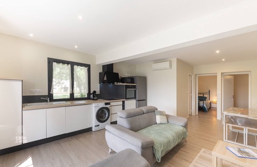 Vesseaux Apartment | Apartment "Gîte les Monteils" with Mountain View, Private Terrace & A/C