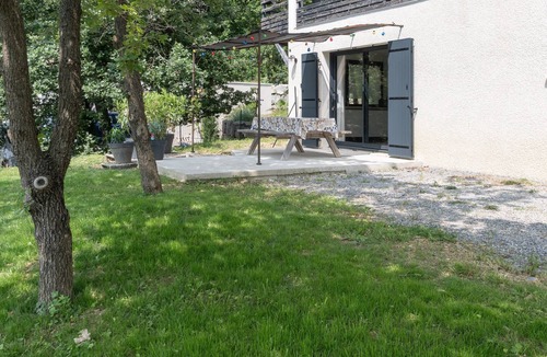 Vesseaux Apartment | Apartment "Gîte les Monteils" with Mountain View, Private Terrace & A/C