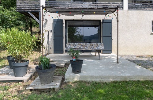 Vesseaux Apartment | Apartment "Gîte les Monteils" with Mountain View, Private Terrace & A/C