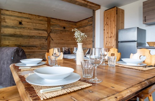 Les Allues Apartment | Apartment "La Cabane Du Cerf" with Mountain View, Private Terrace and Wi-Fi