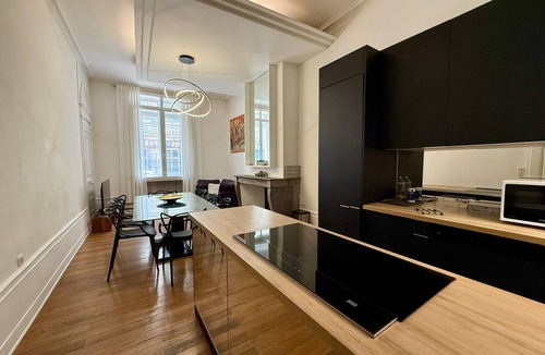 Besancon Old Town Apartment | Apartment 'Le Granvelle' with Wi-Fi