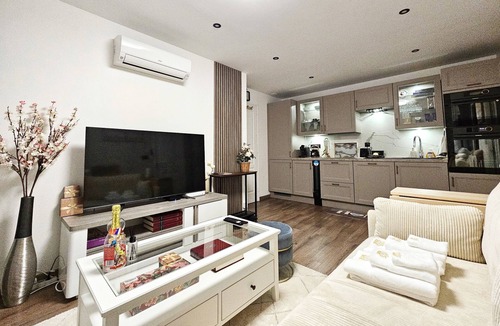 Le Kremlin-Bicetre Apartment | Apartment - Sleeps 4 - Balcony - Near Metro Stn