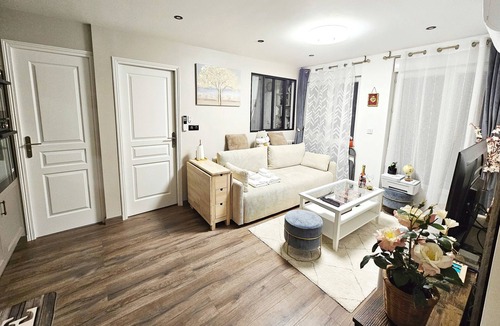 Le Kremlin-Bicetre Apartment | Apartment - Sleeps 4 - Balcony - Near Metro Stn