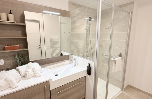 Aubenas Apartment | Apartment-Superior-Ensuite with Shower