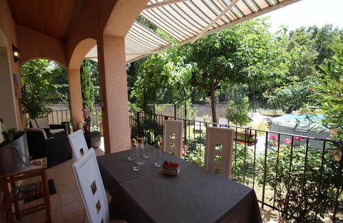 Beaumes-de-Venise House | Apartment with garden, view of vineyards and hills.