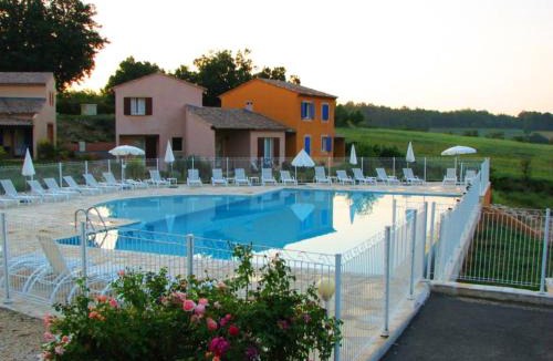 Saint-Trinit Apartment | Apartment with dishwasher close to Village
