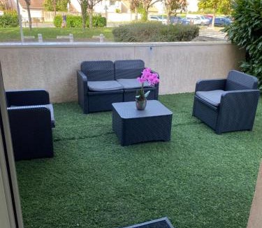 Bearn Apartment | Appart cosy rénové Terrasse & Jardin- 20 min Paris