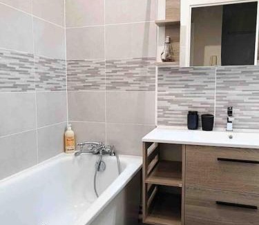 Bearn Apartment | Appart cosy rénové Terrasse & Jardin- 20 min Paris