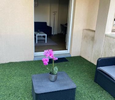 Bearn Apartment | Appart cosy rénové Terrasse & Jardin- 20 min Paris