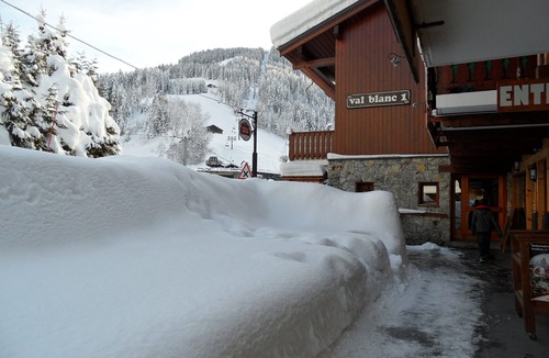 Areches Apartment | Appart with swimming pool, in the mountains, balcony terrace, garage, shops nearby
