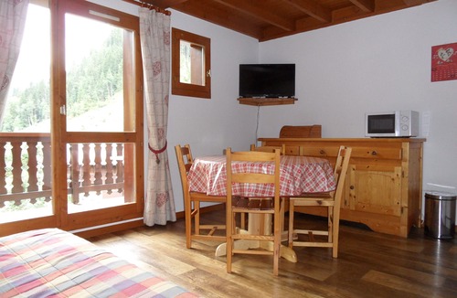 Areches Apartment | Appart with swimming pool, in the mountains, balcony terrace, garage, shops nearby