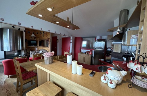 Saint-Jacques-des-Blats Apartment | Appartement avec cheminée à altitude 1500