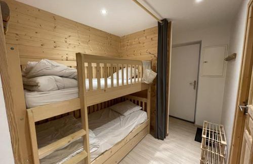 Saint-Jacques-des-Blats Apartment | Appartement cosy 6 couchages, accès pistes, parking - FR-1-787-1