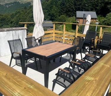 Saint-Jacques-des-Blats Apartment | appartement 10 couchages le lioran bord rando/ski