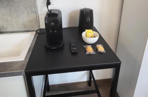 Saint-Claude Apartment | Appartement 2 Coin cuisine, coin chambre, salle de bain