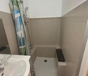 Vals-les-Bains Apartment | Appartement 5 - T2 Meublé 2 étoiles proche des thermes