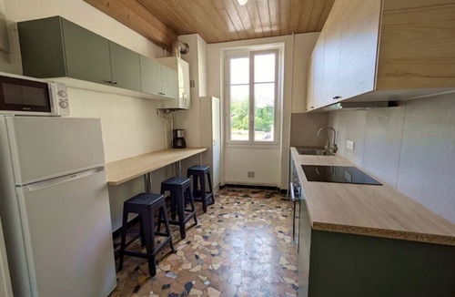 Up 1.5 Saint-Ferreol Apartment | Appartement Ancien Rénové et Spacieux à Louer