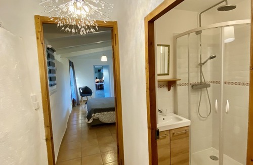 Violes Bed & Breakfast | Appartement au Cœur des Vignes, Dans Chambre D'hôtes Avec Piscine