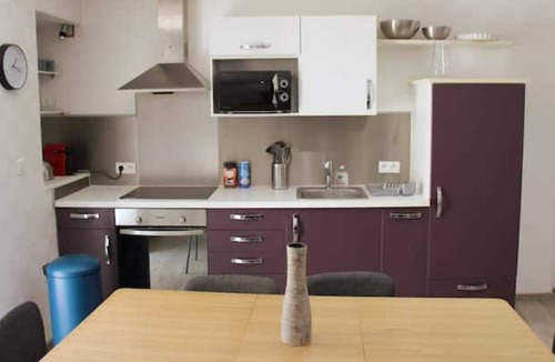 Lons-le-Saunier Apartment | Appartement Avec Cour Privée au Centre-ville