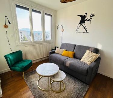 Meylan Apartment | Appartement Bellevue - T2 vue montagne - calme - parking gratuit - 4 personnes