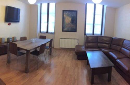Roanne Apartment | Appartement confortable à Roanne avec jardin et parking