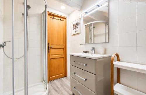 Lelex Apartment | Appartement Familial Vue Montagne & Jardin Privé