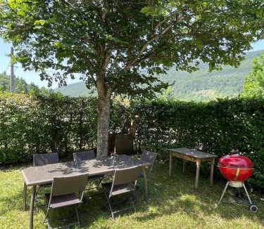 Lelex Apartment | Appartement Familial Vue Montagne & Jardin Privé