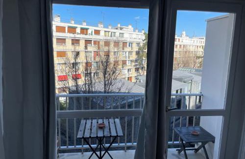 Republique–Point-du-Jour Apartment | Appartement 28m2 pour 2- 3 personnes avec Balcon Metro Marcel Sambat