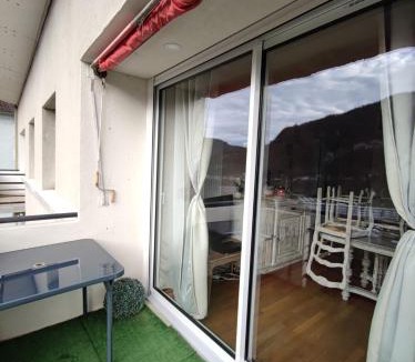 Saint-Claude Apartment | Appartement lumineux avec vue sur les montagnes.