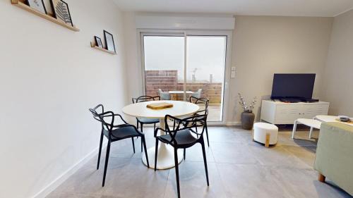 Paroisse Notre-Dame Apartment | Appartement Premium avec Terrasse - Parking privatif Gratuit - Fibre Wi-Fi - À 2 min Centre-Ville Dole