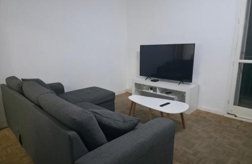 Pierrelatte Apartment | Appartement proche centre ville Free Parking