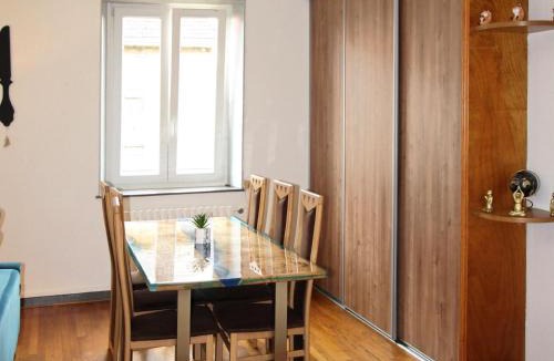 Luxeuil-les-Bains Apartment | Appartement rénové 3 chambres à Luxeuil-les-Bains - FR-1-583-398