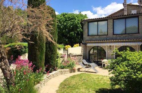 Sias Apartment | Appartement spacieux à La Roche-sur-le-Buis avec piscine privée.