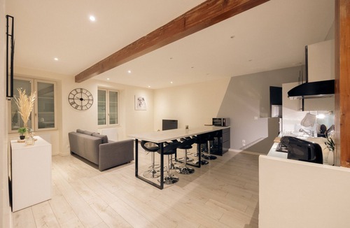 Lons-le-Saunier Apartment | Appartement Spacieux et Convivial Pour un Magnifique Séjour Entre Amis/familles