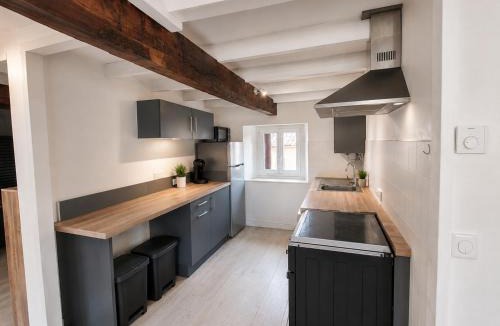 Figeac Apartment | Appartement T3 vue place Vival - Coeur de Figeac médiéval - Parking