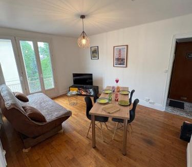 Saint-Jean-Baptiste Apartment | Apt 56m2, 2chambres,salon, parking, 5 mns C ville