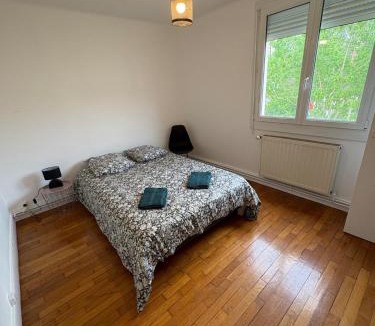 Saint-Jean-Baptiste Apartment | Apt 56m2, 2chambres,salon, parking, 5 mns C ville
