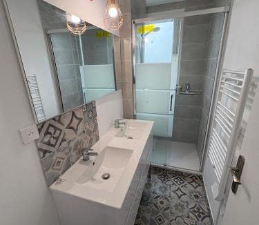 Saint-Jean-Baptiste Apartment | Apt 56m2, 2chambres,salon, parking, 5 mns C ville