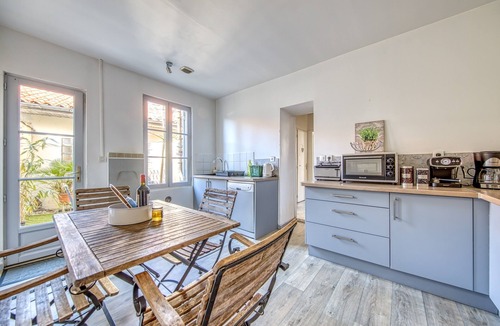 Lesparre-Medoc House | Arc-en-Ciel House in Lesparre-Médoc – 3 Bedrooms, Private Courtyard & Barbecue