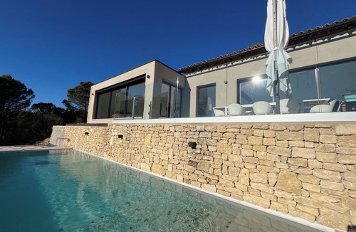 Malemort-du-Comtat Villa | Architect-designed villa Le Panda Blanc. Nature and absolute calm. At the gateway to the Luberon