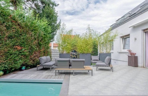 Yerres Villa | Architect-designed villa with a pool, perfect for enjoying quality time with family or friends.
