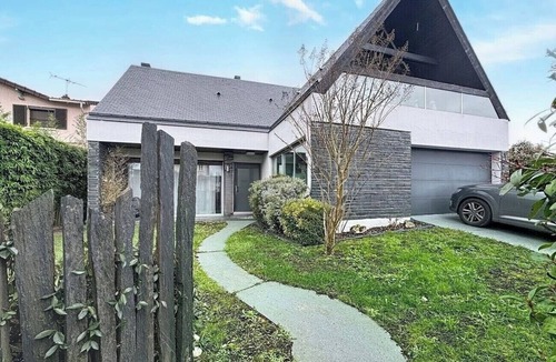 Yerres Villa | Architect-designed villa with a pool, perfect for enjoying quality time with family or friends.